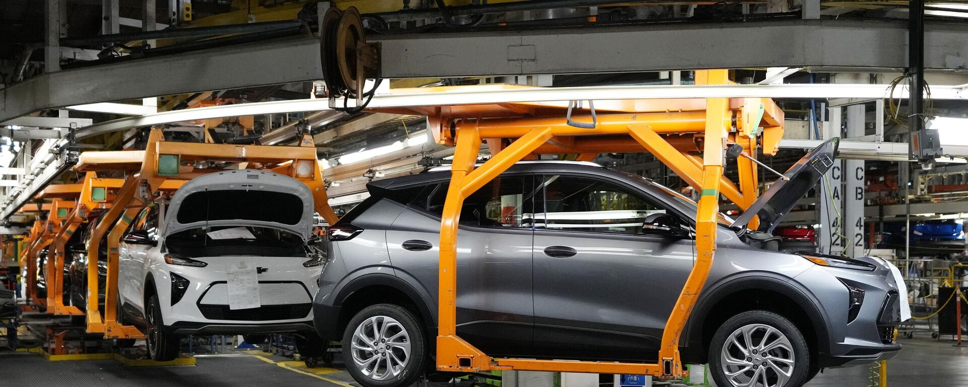 Carros se movem ao longo da linha de montagem dos Chevrolet Bolt EV e EUV 2023 na General Motors Orion Assembly, em Lake Orion, Michigan. EUA, 15 de junho de 2023 - Sputnik Brasil, 1920, 26.08.2024