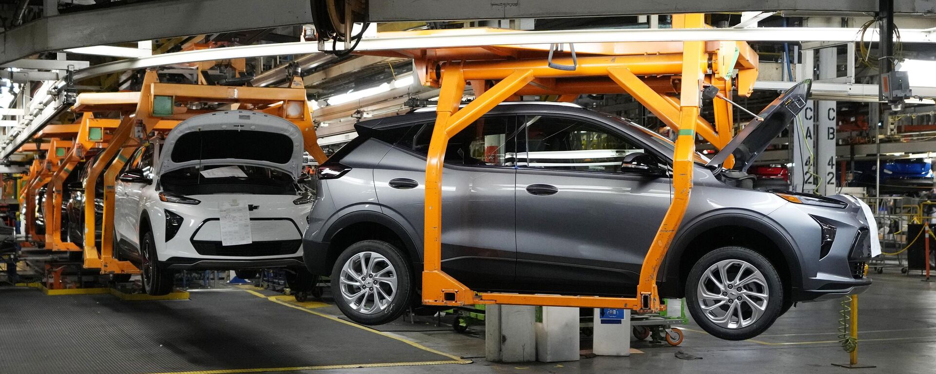 Carros se movem ao longo da linha de montagem dos Chevrolet Bolt EV e EUV 2023 na General Motors Orion Assembly, em Lake Orion, Michigan. EUA, 15 de junho de 2023 - Sputnik Brasil, 1920, 03.05.2026
