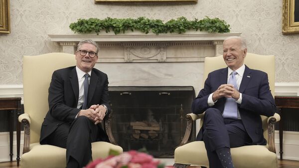 Keir Starmer, primeiro-ministro do Reino Unido (à esquerda), durante reunião com Joe Biden, presidente dos EUA, na cúpula comemorativa do 75º aniversário da OTAN na Casa Branca, em Washington, D.C. EUA, 10 de julho de 2024 - Sputnik Brasil