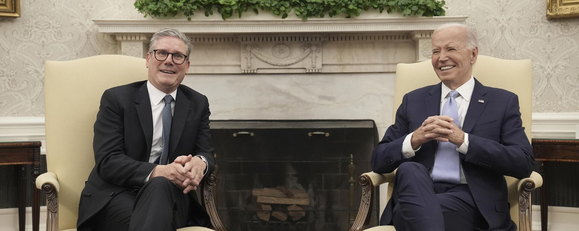 Keir Starmer, primeiro-ministro do Reino Unido (à esquerda), durante reunião com Joe Biden, presidente dos EUA, parte de cúpula comemorativa do 75º aniversário da OTAN na Casa Branca em Washington, EUA, 10 de julho de 2024 - Sputnik Brasil, 1920, 23.11.2024