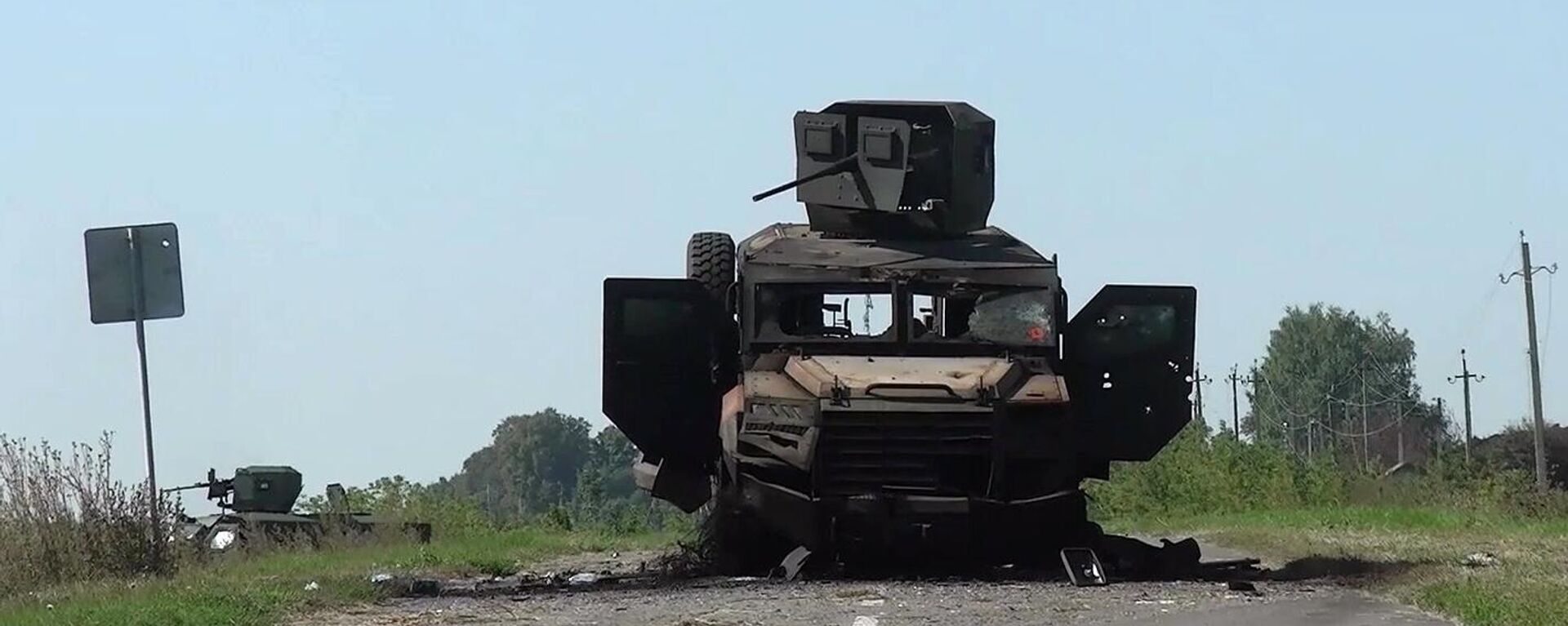 Neste vídeo de distribuição divulgado pelo Ministério da Defesa da Rússia, um veículo militar ucraniano destruído por militares da 810ª brigada de infantaria naval da Frota Russa do Mar Negro é visto em uma estrada na região de Kursk, Rússia, 20 de agosto de 2024 - Sputnik Brasil, 1920, 10.10.2024