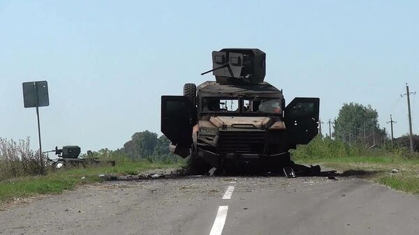 Neste vídeo de distribuição divulgado pelo Ministério da Defesa da Rússia, um veículo militar ucraniano destruído por militares da 810ª brigada de infantaria naval da Frota Russa do Mar Negro é visto em uma estrada na região de Kursk, Rússia, 20 de agosto de 2024 - Sputnik Brasil