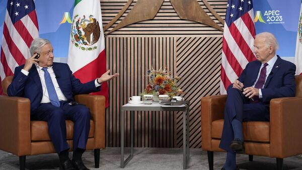 O presidente norte-americano, Joe Biden, se encontra com o presidente mexicano, Andrés Manuel López Obrador, na cúpula da Cooperação Econômica Ásia-Pacífico (APEC, na sigla em inglês). São Francisco, EUA, 17 de novembro de 2023 - Sputnik Brasil