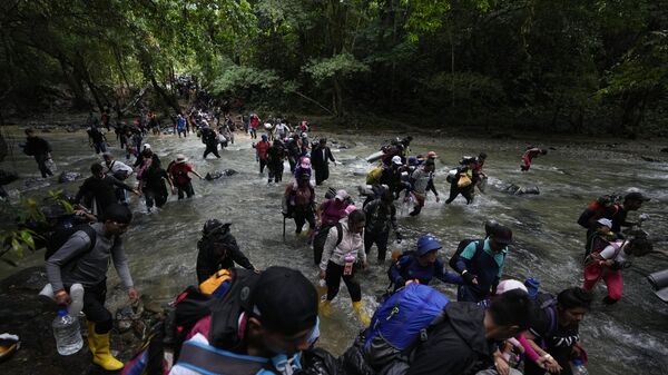 Migrantes atravessam rio na região de Darién da Colômbia para o Panamá - Sputnik Brasil