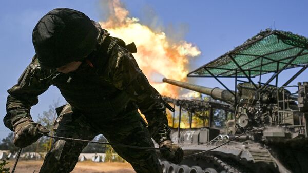 Soldados de uma peça de artilharia autopropulsada Pion do 20º Exército Combinado da Guarda do agrupamento de tropas russo Zapad (Oeste) disparando contra as posições das Forças Armadas da Ucrânia na zona da operação militar especial - Sputnik Brasil