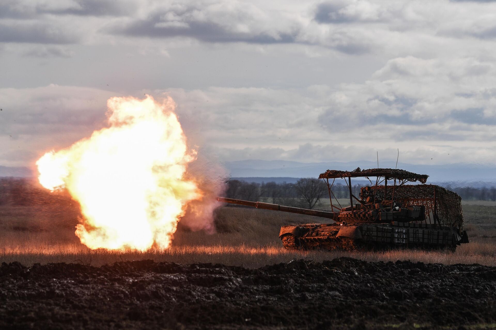 Teste do tanque T-80BVM após os reparos. - Sputnik Brasil, 1920, 29.08.2024