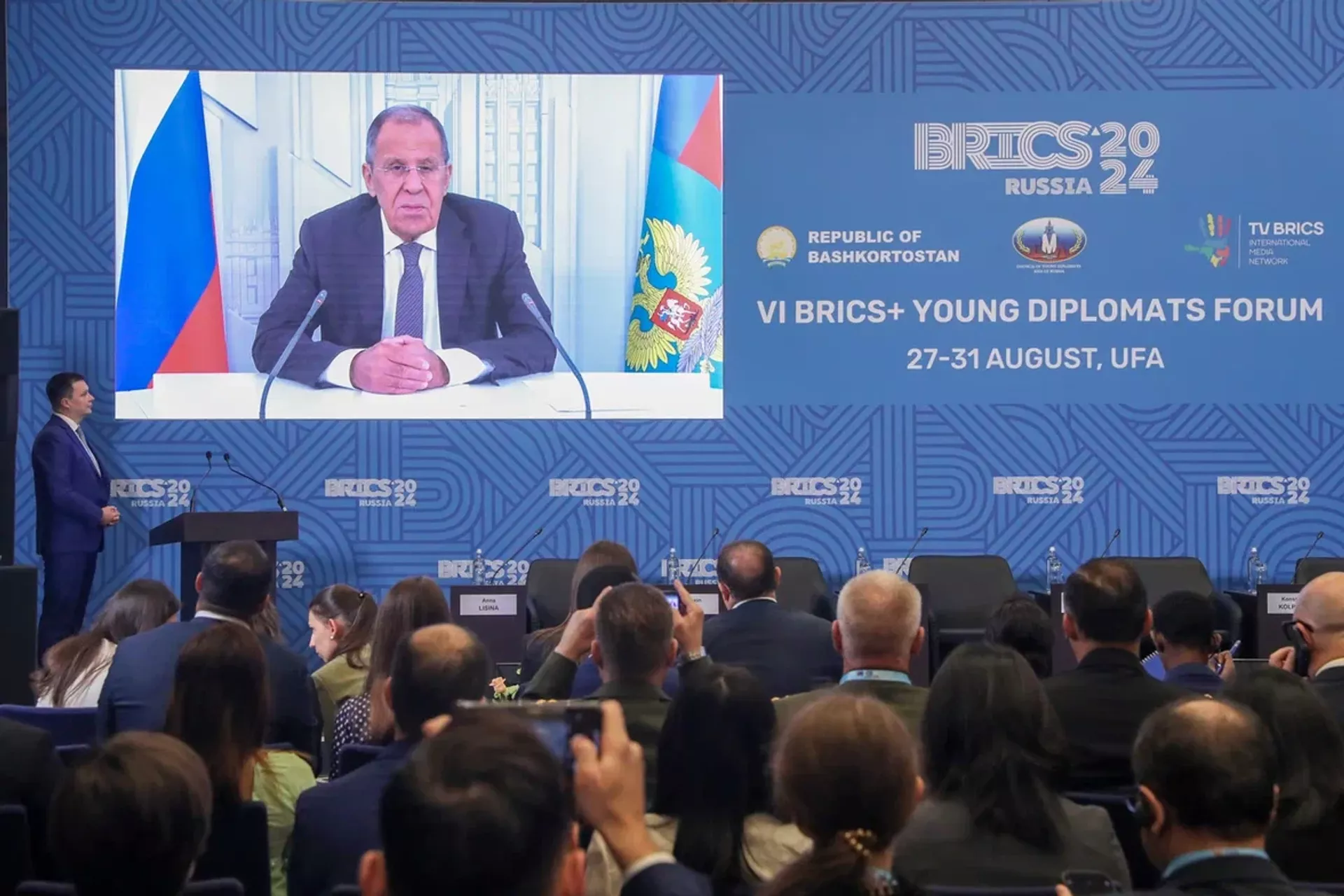 Ministro das Relações Exteriores da Rússia, Sergei Lavrov, está fazendo seu discurso em vídeo para os participantes do Fórum de Jovens Diplomatas do BRICS+. - Sputnik Brasil, 1920, 29.08.2024