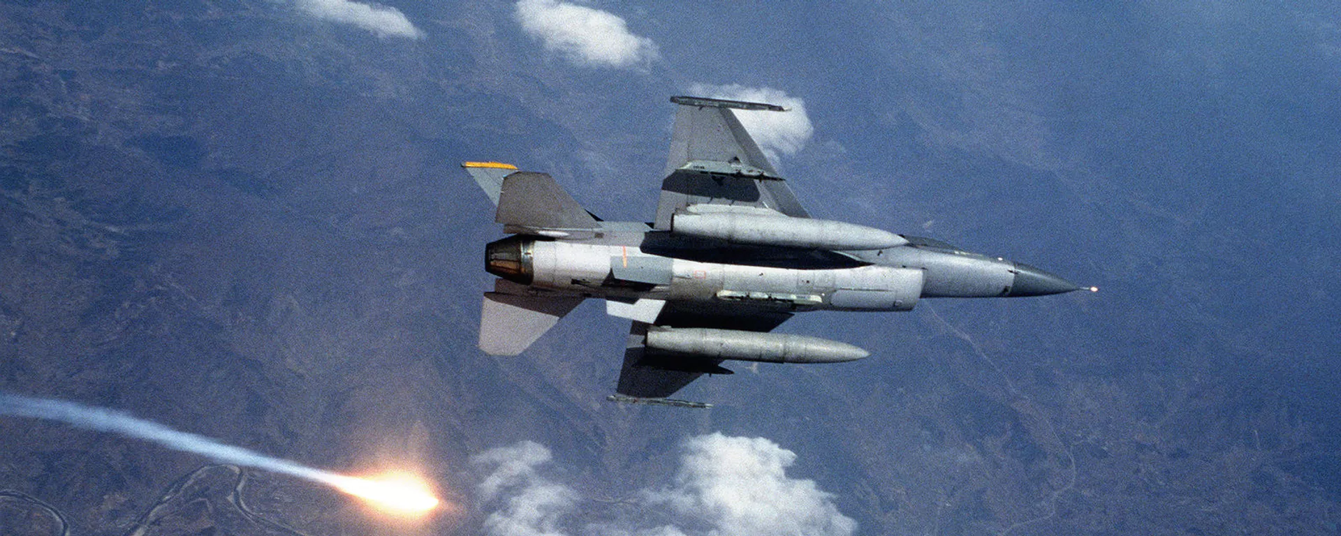 O caça F-16 lançando um sinalizador - Sputnik Brasil, 1920, 30.08.2024