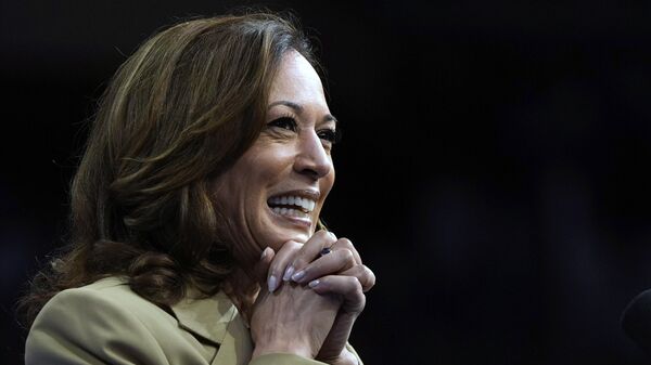 A candidata presidencial democrata, vice-presidente Kamala Harris, discursa em comício de campanha na Desert Diamond Arena, em Glendale, Arizona, em 9 de agosto de 2024 - Sputnik Brasil