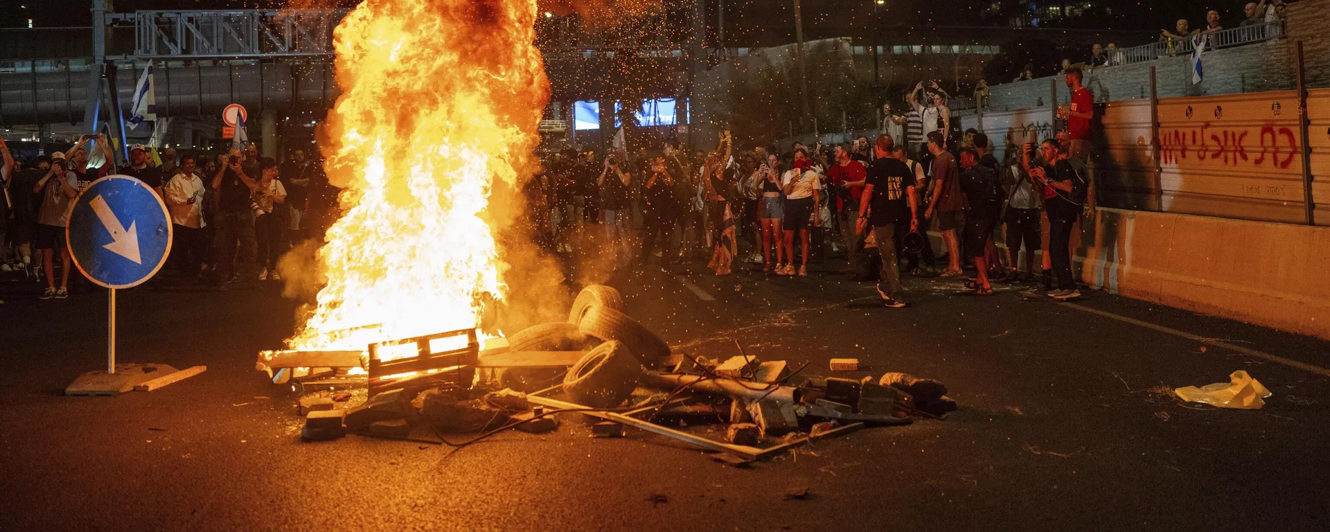 Manifestantes colocaram fogo em madeiras e pneus durante bloqueio de rodovia em ato contra o governo israelense. Tel Aviv, 1º de setembro de 2024 - Sputnik Brasil, 1920, 01.09.2024