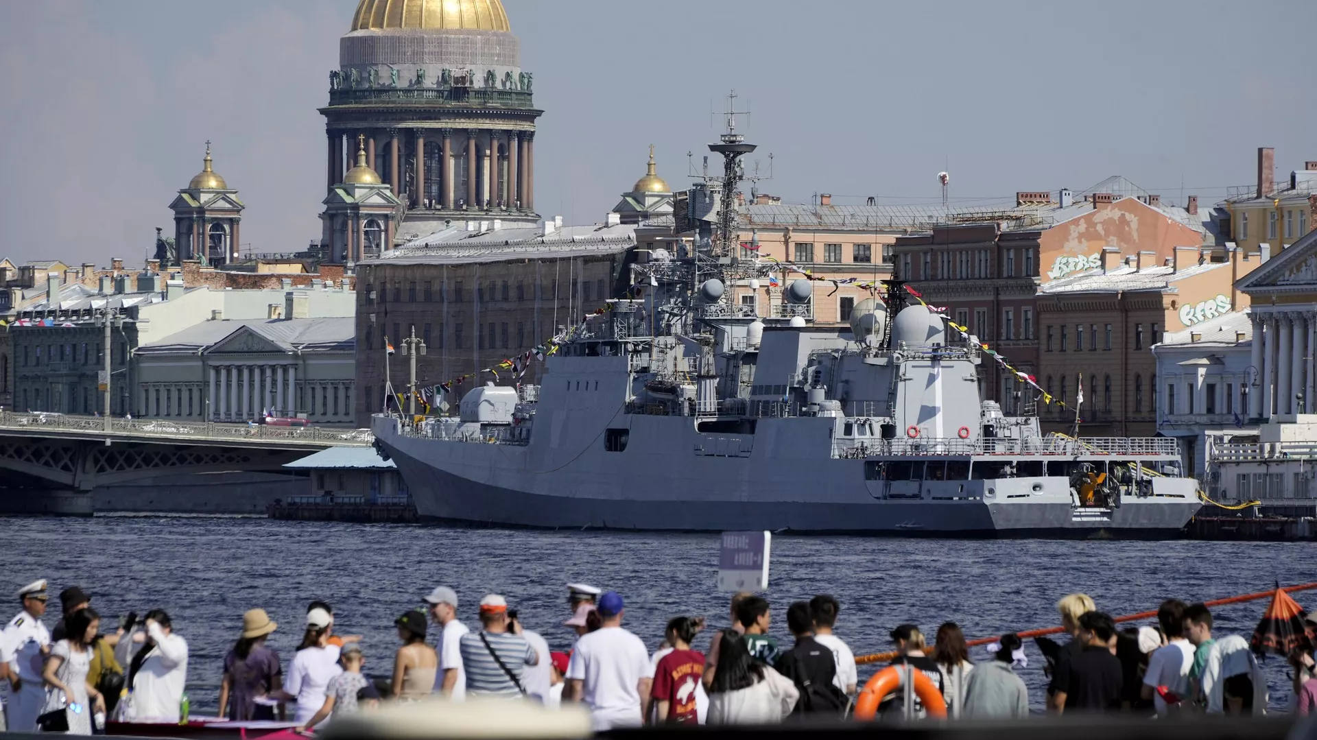 Fragata INS Tabar da Marinha da Índia ancorada no rio Neva durante celebração do  Dia da Marinha em São Petersburgo. Rússia, 27 de julho de 2024 - Sputnik Brasil, 1920, 02.09.2024