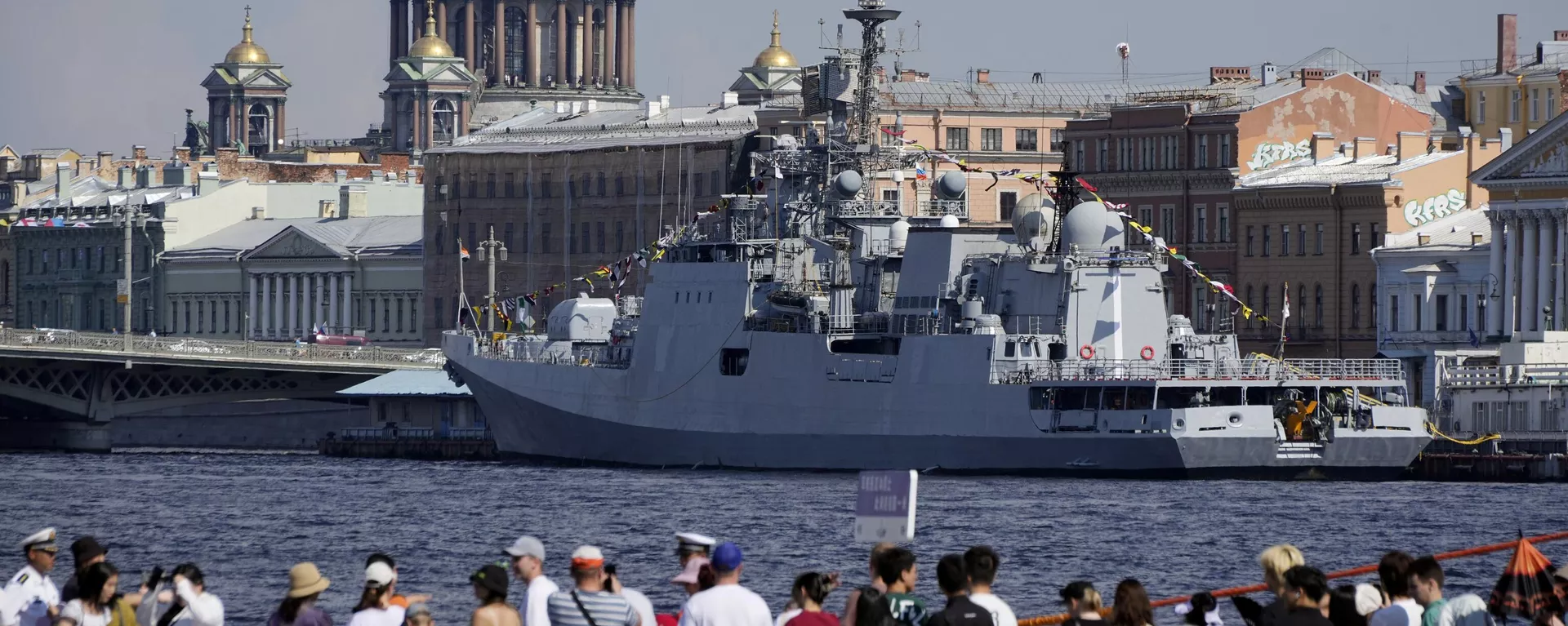 Fragata INS Tabar da Marinha da Índia ancorada no rio Neva durante celebração do Dia da Marinha em São Petersburgo. Rússia, 27 de julho de 2024 - Sputnik Brasil, 1920, 02.09.2024