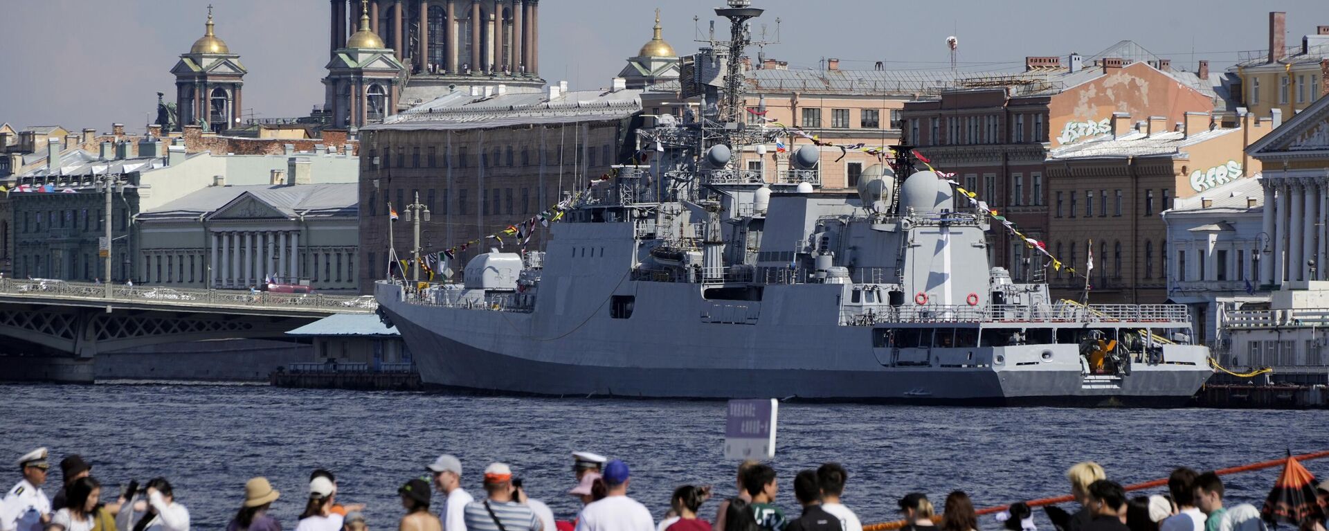 Fragata INS Tabar da Marinha da Índia ancorada no rio Neva durante celebração do  Dia da Marinha em São Petersburgo. Rússia, 27 de julho de 2024 - Sputnik Brasil, 1920, 02.09.2024