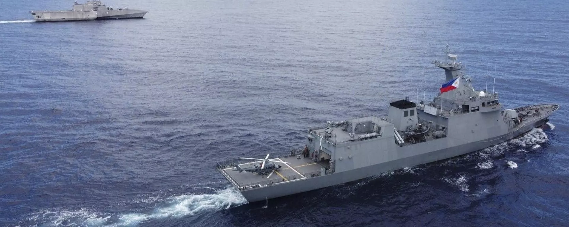 O navio BRP das Filipinas Jose Rizal (FF150), à direita, e o USS Gabrielle Giffords (LCS 10) durante um exercício tático entre as Filipinas e os Estados Unidos no mar do Sul da China, em 23 de novembro de 2023 - Sputnik Brasil, 1920, 04.09.2024