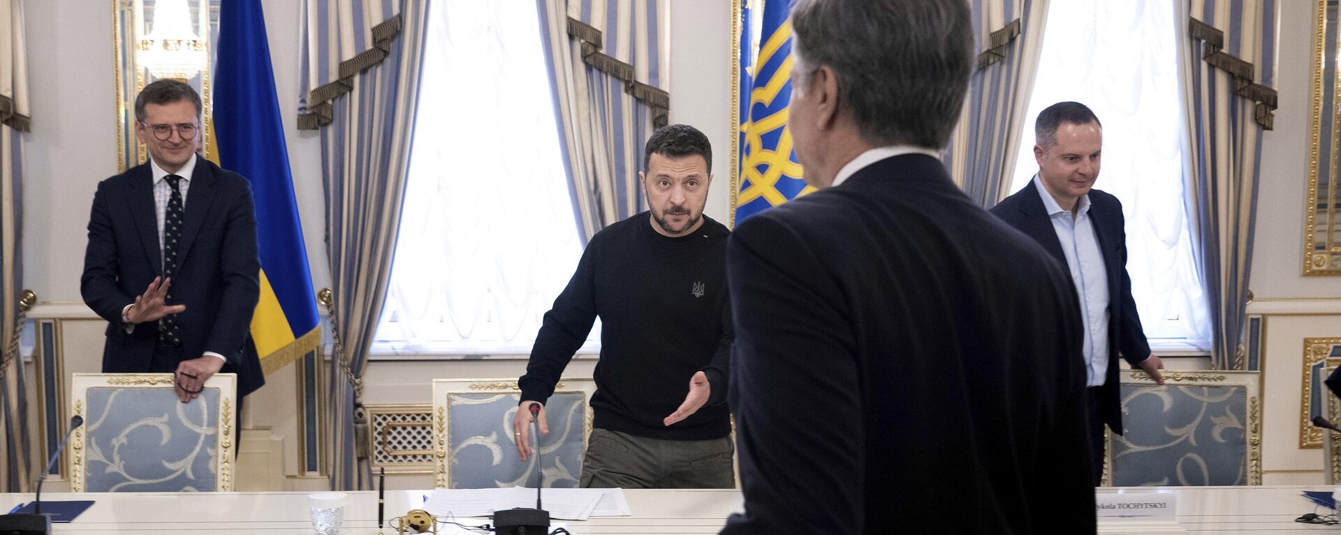 O líder da Ucrânia, Vladimir Zelensky (C), o ministro das Relações Exteriores da Ucrânia, Dmitry Kuleba (E), e o secretário de Estado dos EUA, Antony Blinken, tomam seus assentos antes de suas negociações em Kiev, Ucrânia, 14 de maio de 2024 - Sputnik Brasil, 1920, 20.09.2024