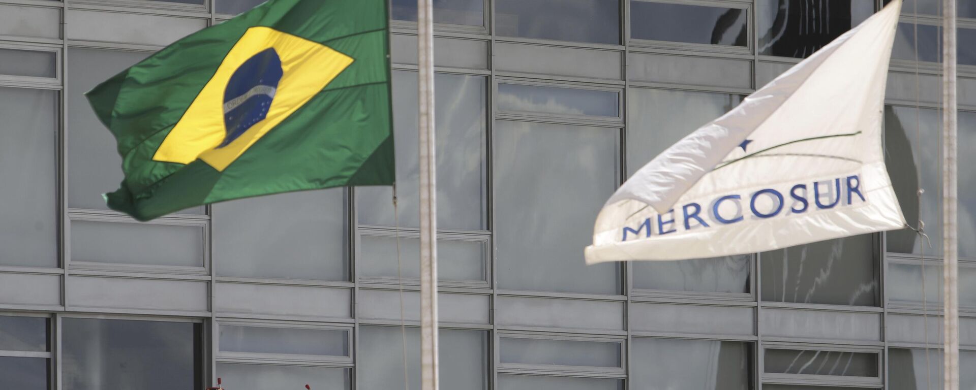 Bandeira nacional brasileira junto a bandeira do Mercosul do lado de fora do Palácio do Planalto, em Brasília. Brasil, 29 de novembro de 2016 - Sputnik Brasil, 1920, 19.11.2024