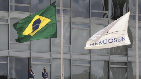 Bandeira nacional brasileira junto com uma bandeira do Mercosul do lado de fora do Palácio do Planalto, em Brasília. Brasil, 29 de novembro de 2016 - Sputnik Brasil