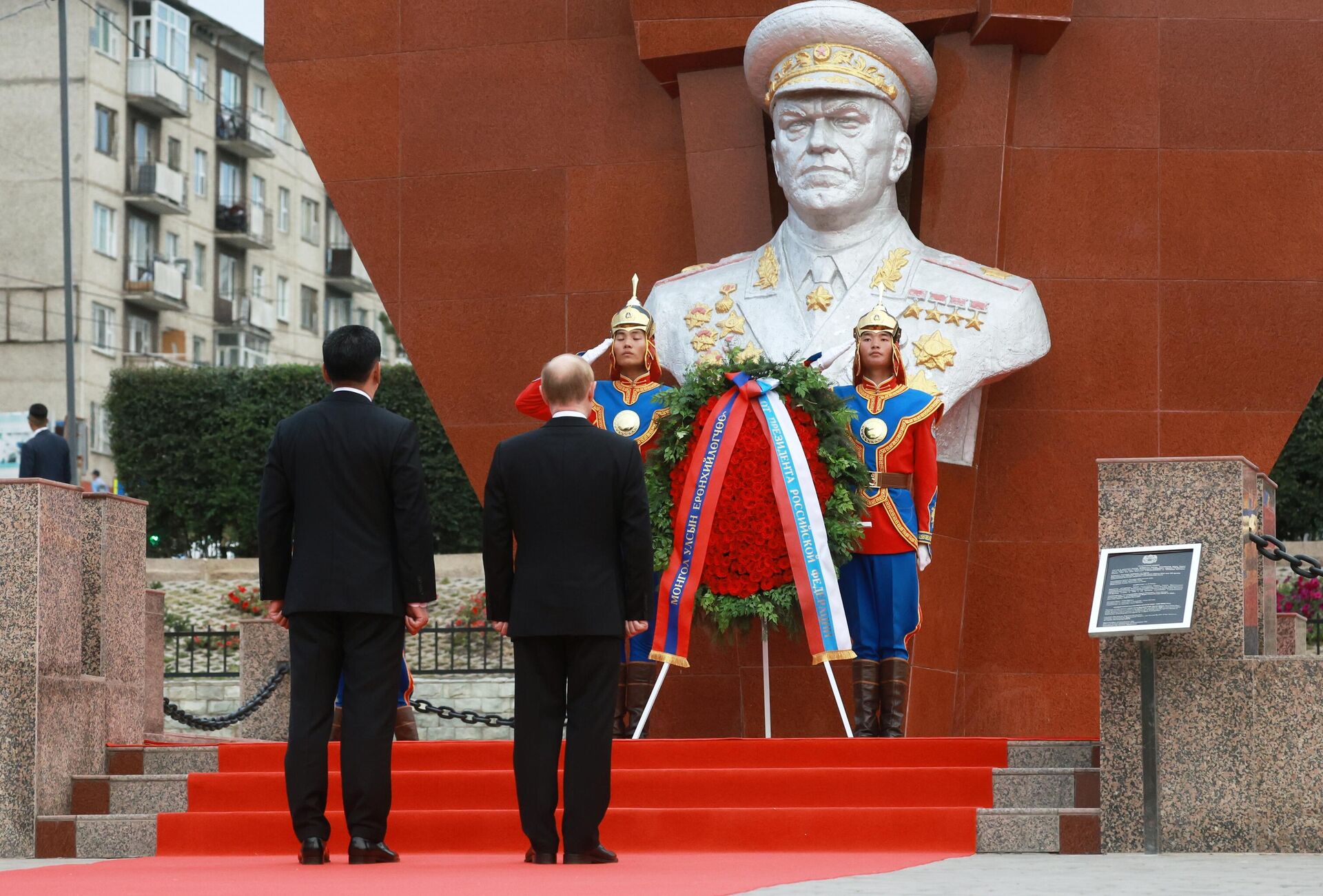 O presidente russo, Vladimir Putin, à esquerda, e o presidente da Mongólia, Ukhnaagiin Khurelsukh, em uma cerimônia de colocação de coroa de flores no monumento a Georgy Zhukov em Ulan Bator, Mongólia, 3 de setembro de 2024 - Sputnik Brasil, 1920, 05.09.2024