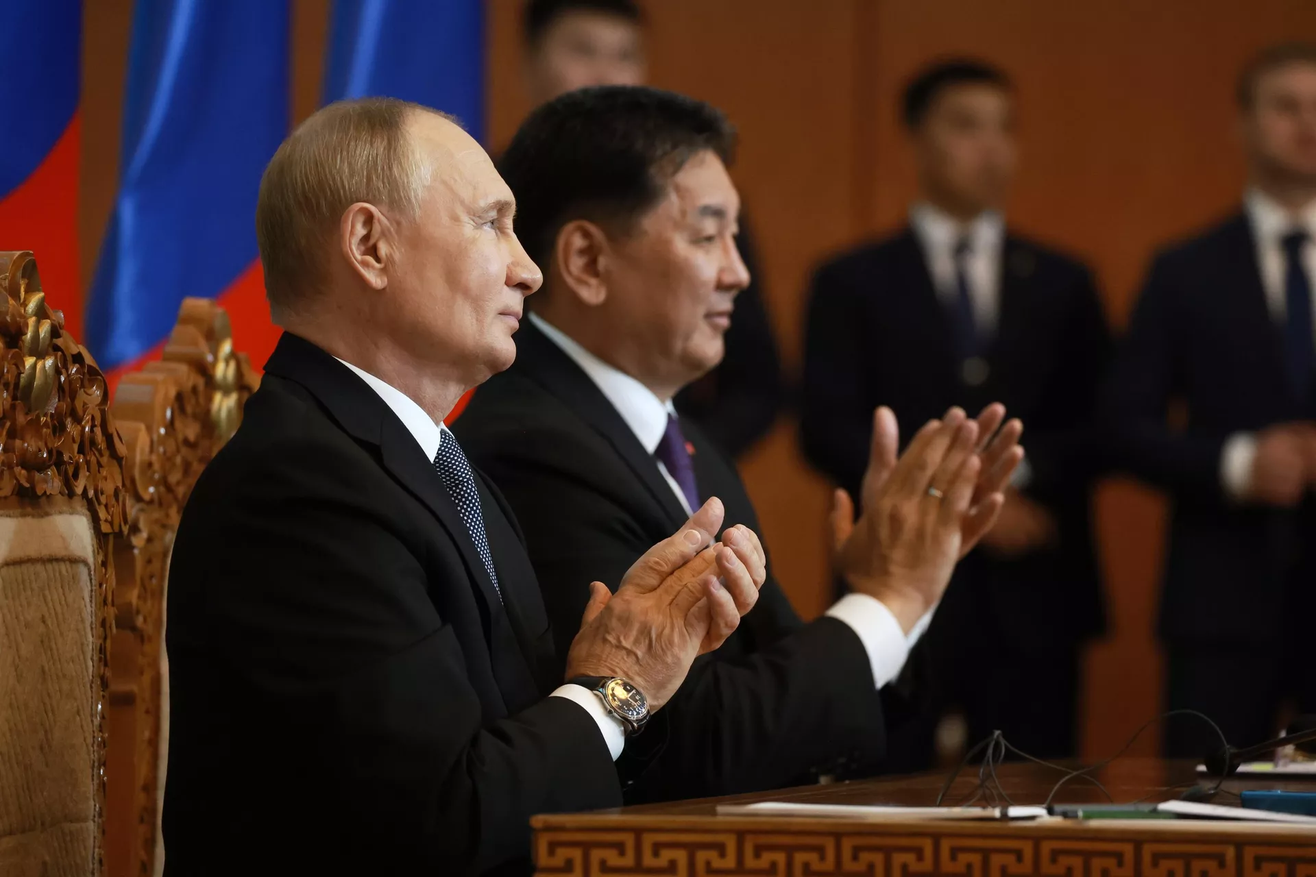 O presidente russo, Vladimir Putin, e o presidente da Mongólia, Uhnagiin Khurelsukh (ao fundo), durante uma declaração conjunta à mídia após conversas russo-mongóis em Ulan Bator, Mongólia, 03 de setembro de 2024 - Sputnik Brasil, 1920, 05.09.2024