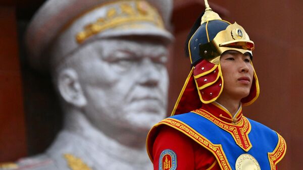 Um militar da companhia de guarda de honra antes de uma cerimônia de colocação de coroa de flores pelo presidente russo Vladimir Putin e pelo presidente mongol Uhnagiin Khurelsukh no monumento a Georgy Zhukov em Ulan Bator, Mongólia, 03 de setembro de 2024 - Sputnik Brasil