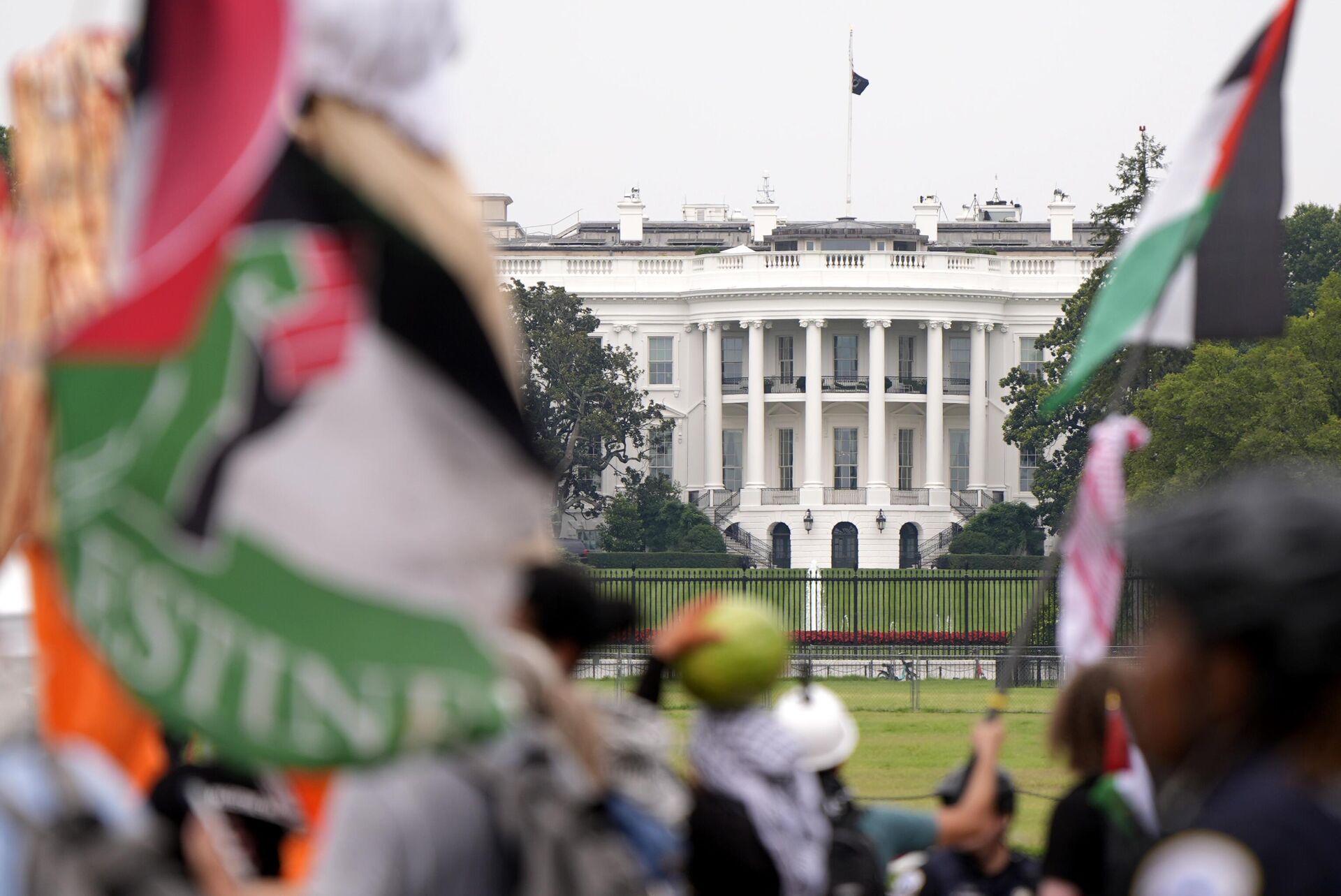 Manifestantes em frente a Casa Branca durante um protesto contra a visita do primeiro-ministro israelense Benjamin Netanyahu à Casa Branca, 25 de julho de 2024, em Washington, EUA - Sputnik Brasil, 1920, 06.09.2024