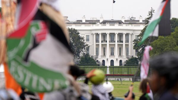 Manifestantes em frente a Casa Branca durante um protesto contra a visita do primeiro-ministro israelense Benjamin Netanyahu à Casa Branca, 25 de julho de 2024, em Washington, EUA - Sputnik Brasil