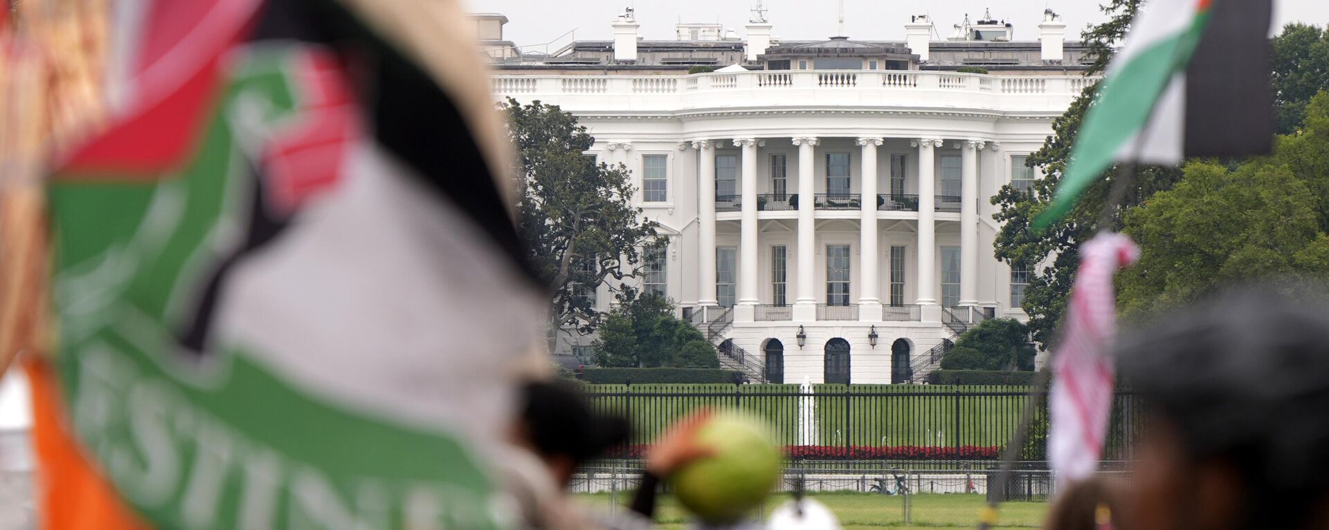 Manifestantes em frente a Casa Branca durante um protesto contra a visita do primeiro-ministro israelense Benjamin Netanyahu à Casa Branca, 25 de julho de 2024, em Washington, EUA - Sputnik Brasil, 1920, 11.02.2025