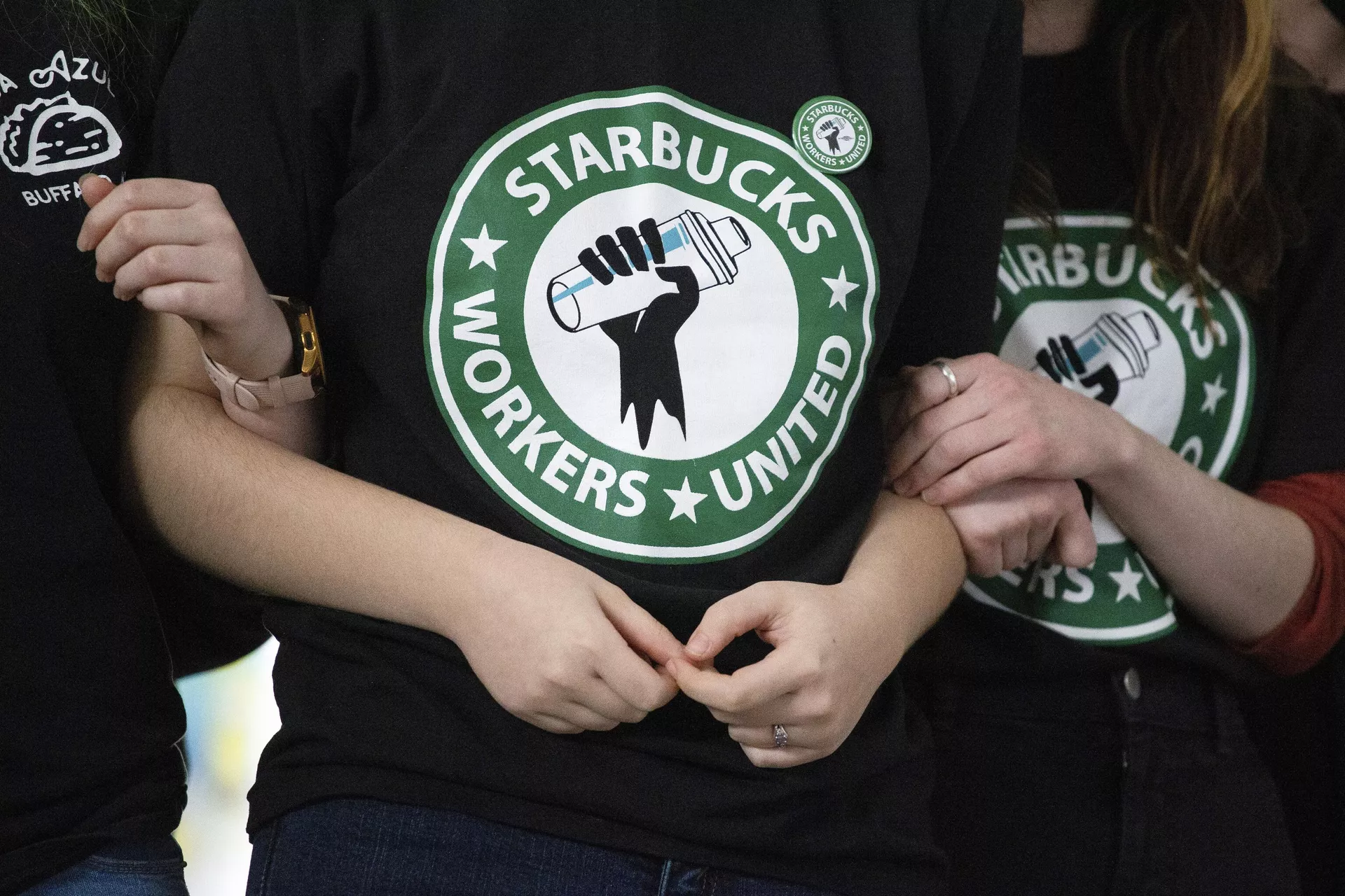 Funcionários e apoiadores da Starbucks dão os braços durante observação da eleição sindical em 9 de dezembro de 2021, em Buffalo, EUA (foto de arquivo) - Sputnik Brasil, 1920, 06.09.2024