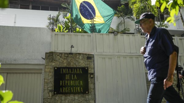 Bandeira do Brasil tremula na embaixada da Argentina em Caracas. Venezuela, 1º de agosto de 2024 - Sputnik Brasil