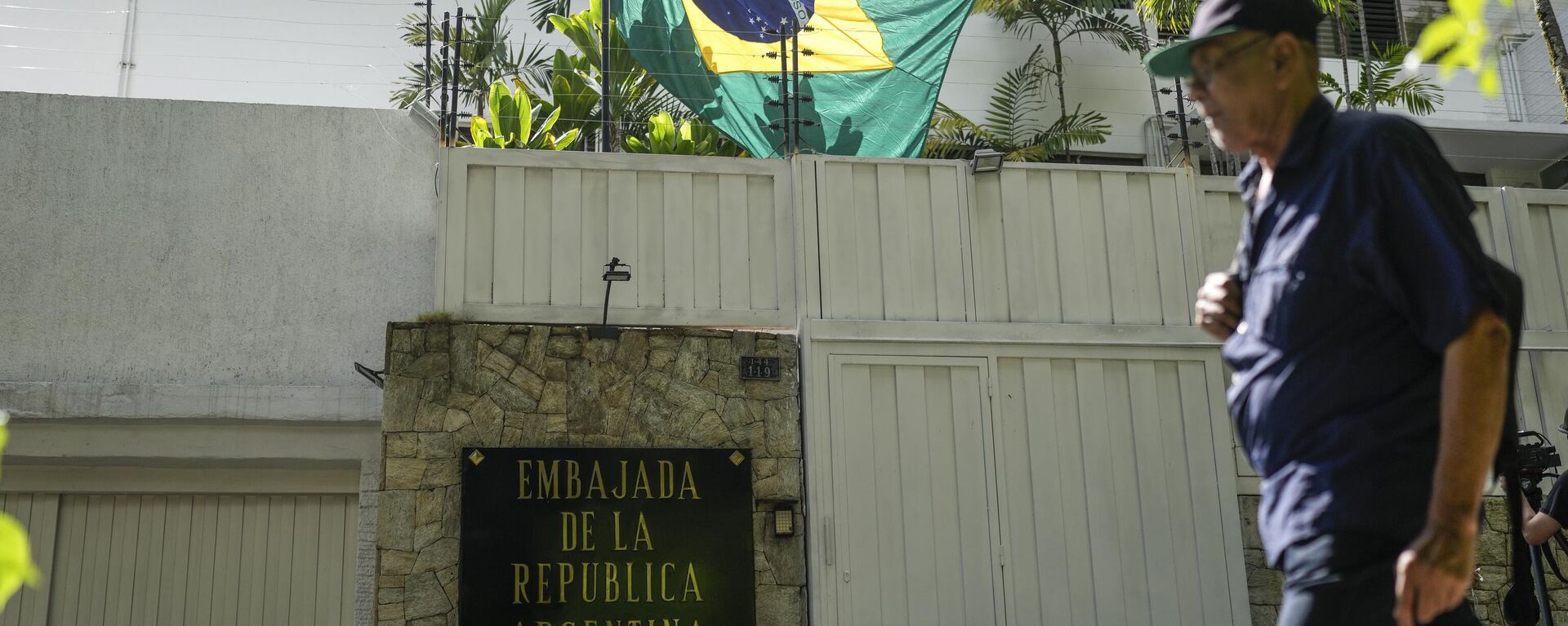 Bandeira do Brasil tremula na embaixada da Argentina em Caracas. Venezuela, 1º de agosto de 2024 - Sputnik Brasil, 1920, 01.11.2024