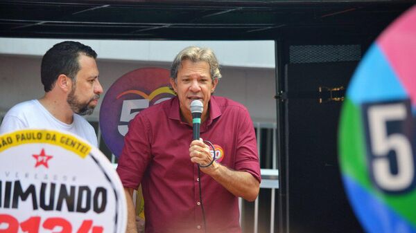 Haddad discursa ao lado de Guilherme Boulos, que disputa a prefeitura de São Paulo, em Heliópolis. São Paulo, 7 de setembro de 2024 - Sputnik Brasil