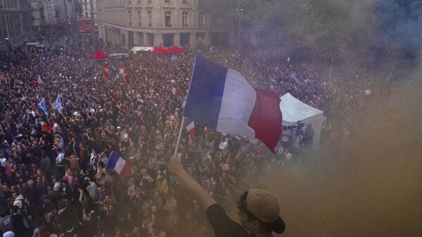 Pessoas se reúnem na Praça da República em um protesto contra a extrema direita em Paris. França, 3 de julho de 2024 - Sputnik Brasil