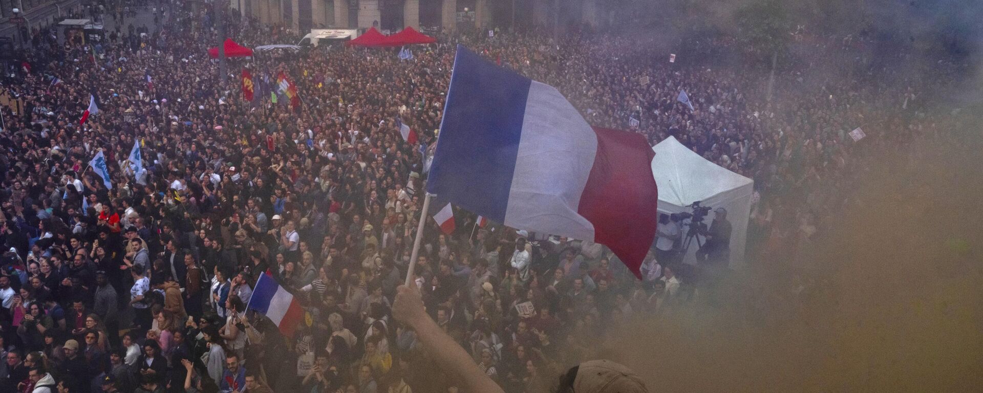 Pessoas se reúnem na Praça da República em um protesto contra a extrema direita em Paris. França, 3 de julho de 2024 - Sputnik Brasil, 1920, 09.09.2025