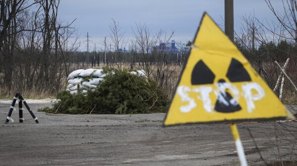 Placa alerta para zona próxima à usina nuclear de Chernobyl. Ucrânia, 16 de abril de 2022 - Sputnik Brasil