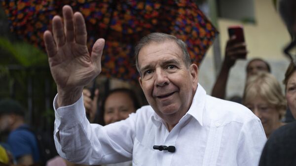 O candidato presidencial da oposição venezuelana Edmundo González acena para apoiadores durante um evento político em uma praça no município de Hatillo, em Caracas, Venezuela, 19 de junho de 2024 - Sputnik Brasil