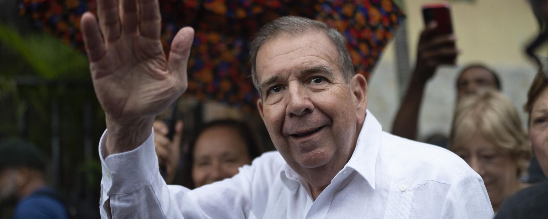 O candidato presidencial da oposição venezuelana Edmundo González acena para apoiadores durante um evento político em uma praça no município de Hatillo, em Caracas, Venezuela, 19 de junho de 2024 - Sputnik Brasil, 1920, 08.09.2024