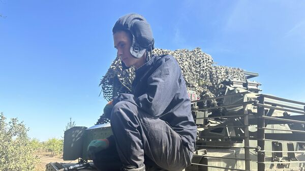 Memro da tripulação do tanque segue o procedimento de reabastecimento de tanque. - Sputnik Brasil
