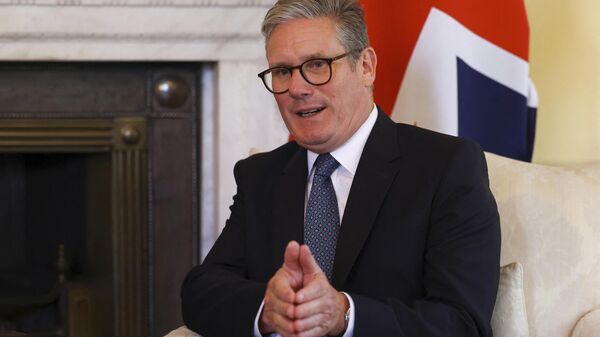 O primeiro-ministro do Reino Unido, Keir Starmer, conversa com o príncipe herdeiro e primeiro-ministro do Bahrein, Salman bin Hamad Al Khalifa, em Downing Street, Londres, 27 de agosto de 2024 - Sputnik Brasil