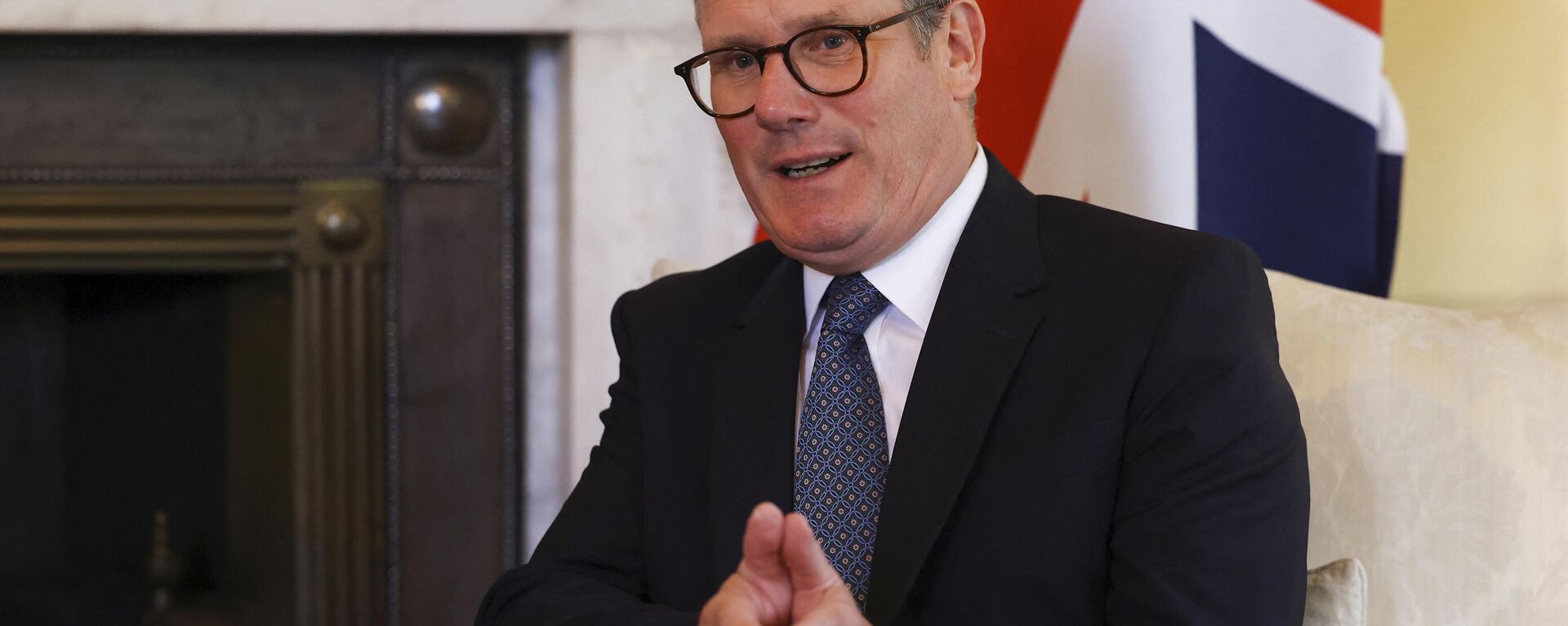 O primeiro-ministro do Reino Unido, Keir Starmer, conversa com o príncipe herdeiro e primeiro-ministro do Bahrein, Salman bin Hamad Al Khalifa, em Downing Street, Londres, 27 de agosto de 2024 - Sputnik Brasil, 1920, 24.03.2025