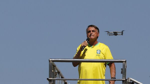 O ex-presidente Jair Bolsonaro (PL) reúne apoiadores em manifestação política na orla de Copacabana, no Rio de Janeiro, em 21 de abril de 2024 - Sputnik Brasil