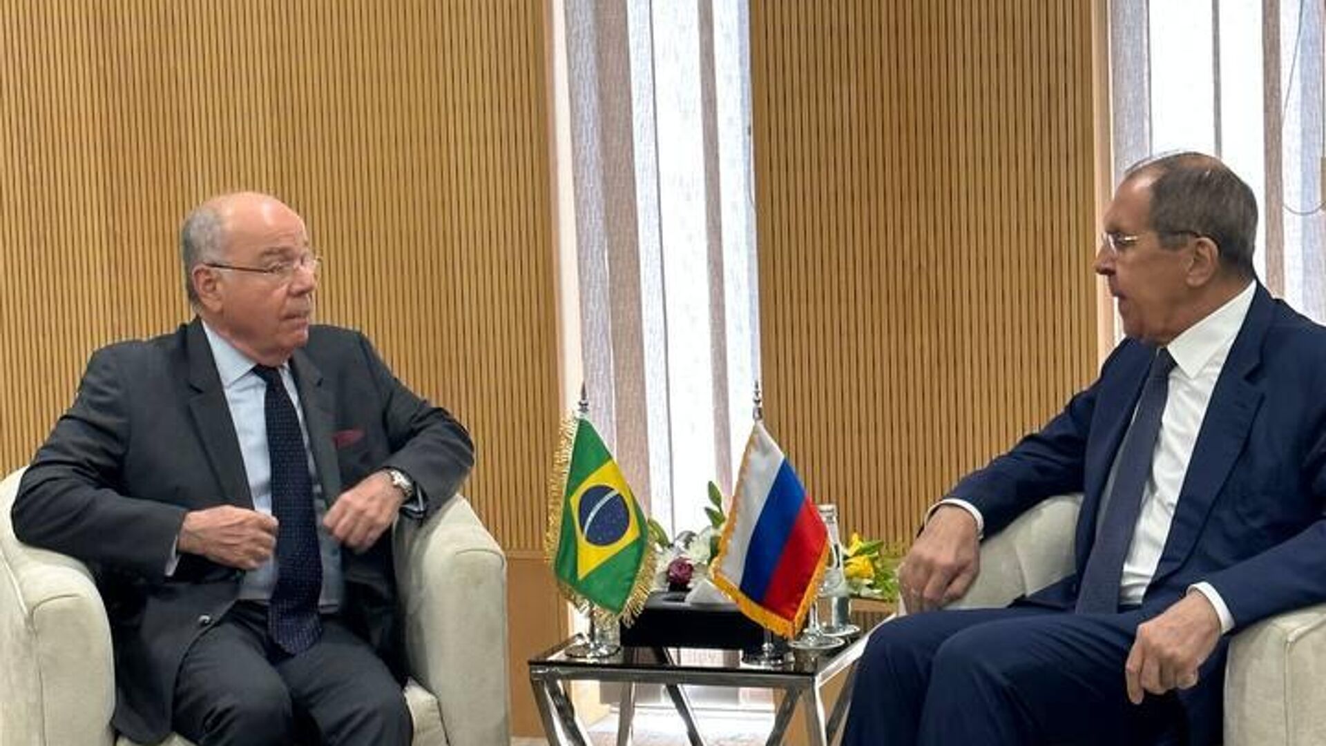 O chanceler brasileiro Mauro Vieira (E) começa negociações com seu homólogo russo, Sergei Lavrov, em Riad, na Arábia Saudita, 9 de setembro de 2024 - Sputnik Brasil, 1920, 09.09.2024