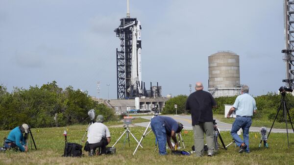 Fotógrafos colocam câmeras remotas perto do foguete SpaceX Falcon 9 enquanto ele está na plataforma de lançamento 39-A, no Centro Espacial Kennedy em Cabo Canaveral, Flórida, 2 de março de 2024 - Sputnik Brasil