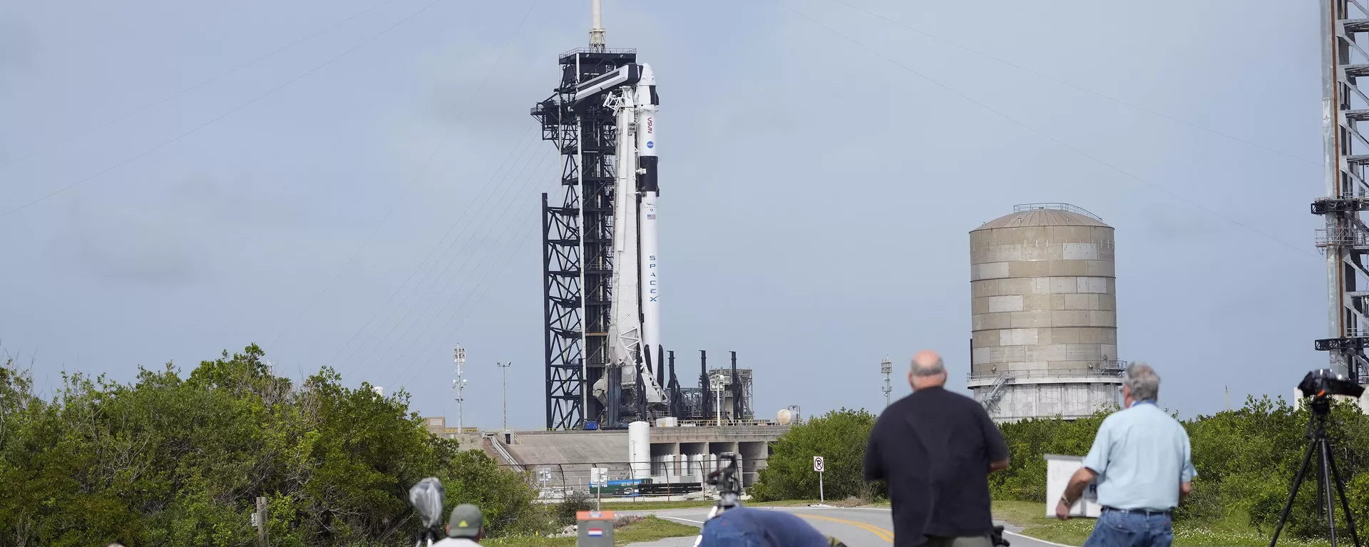 Fotógrafos colocam câmeras remotas perto do foguete SpaceX Falcon 9 enquanto ele está na plataforma de lançamento 39-A, no Centro Espacial Kennedy em Cabo Canaveral, Flórida, 2 de março de 2024 - Sputnik Brasil, 1920, 10.09.2024