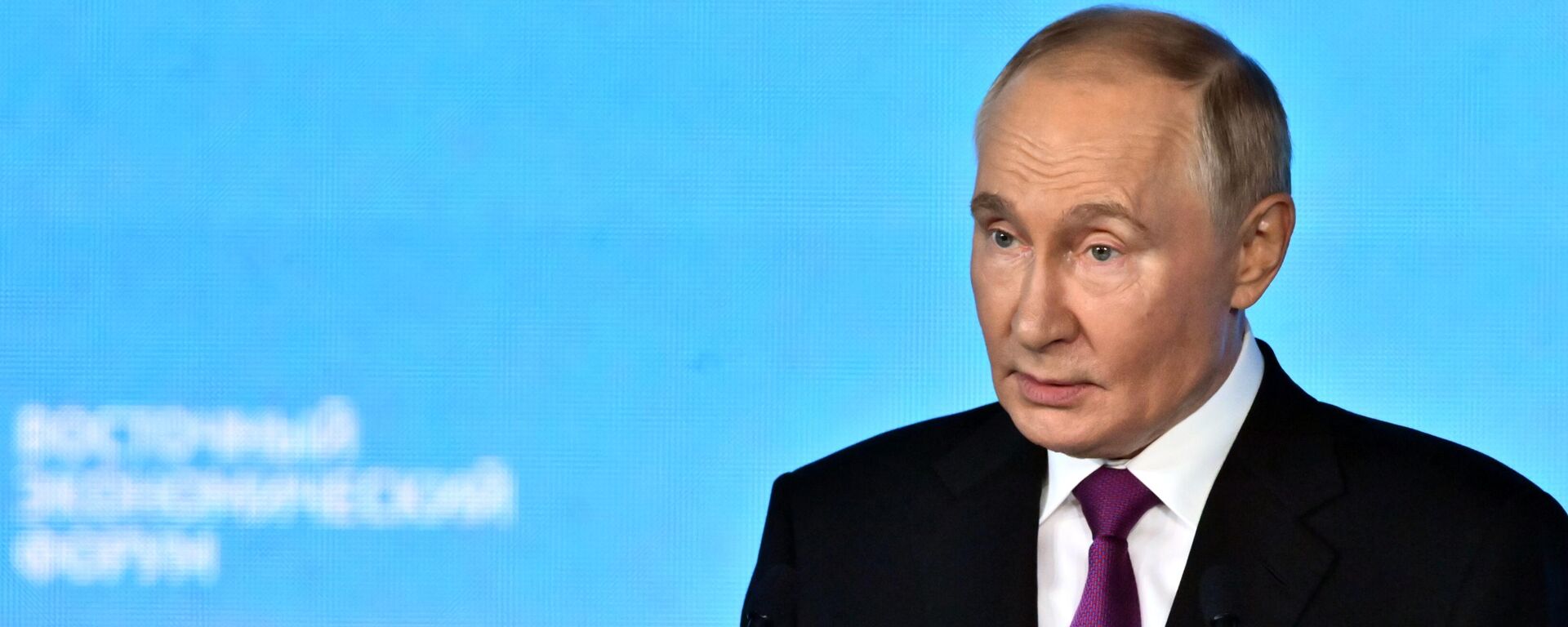 O presidente russo, Vladimir Putin, discursa durante a sessão plenária do Fórum Econômico do Oriente (EEF) de 2024 na Universidade Federal do Extremo Oriente, em Vladivostok, Rússia - Sputnik Brasil, 1920, 10.09.2024