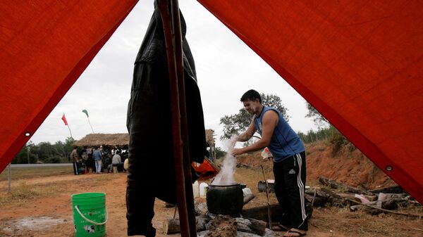 Membros do Movimento Campesino Paraguaio (MCP) cozinham enquanto acampam nos arredores de uma propriedade privada em Capiibary. Paraguai, 26 de junho de 2008 - Sputnik Brasil