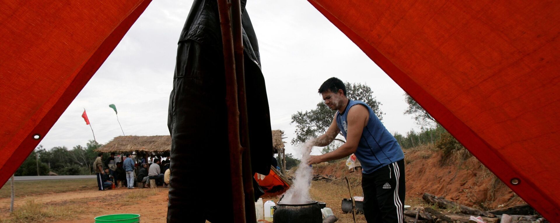 Membros do Movimento Campesino Paraguaio (MCP) cozinham enquanto acampam nos arredores de uma propriedade privada em Capiibary. Paraguai, 26 de junho de 2008 - Sputnik Brasil, 1920, 10.09.2024