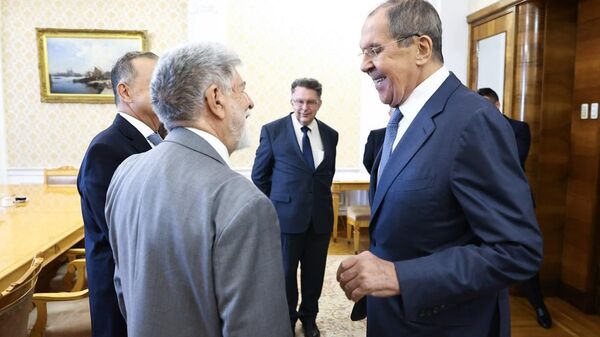 Assessor da Presidência da República do Brasil, Celso Amorim, e o ministro das Relações Exteriores da Rússia, Sergei Lavrov, conversam após reunião que discutiu cronogramas bilaterais dos dois países. São Petersburgo, 10 de setembro de 2024 - Sputnik Brasil