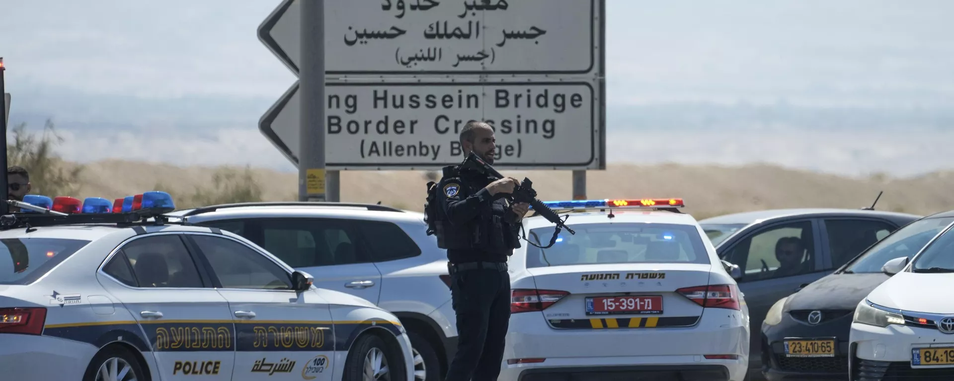 A polícia israelense monta guarda perto do local de um ataque a tiros na passagem da ponte Allenby, entre a Cisjordânia e a Jordânia, em 8 de setembro de 2024. Autoridades israelenses disseram que três pessoas foram baleadas e mortas - Sputnik Brasil, 1920, 10.09.2024