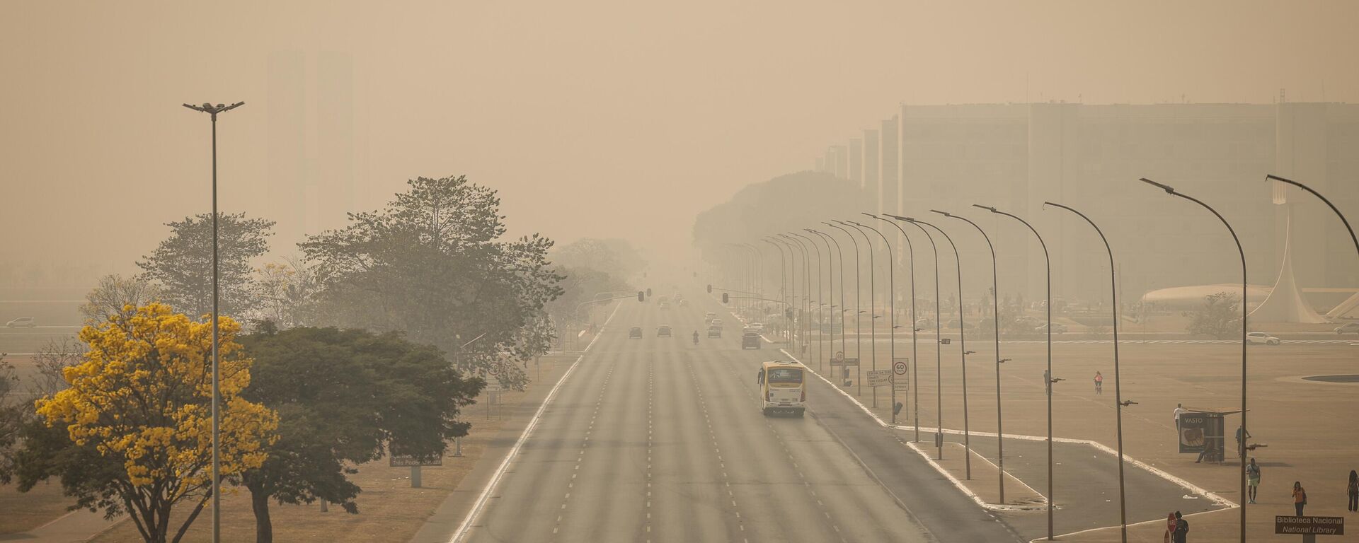 Esplanada dos Ministérios tomada por fumaça dos incêndios florestais durante o amanhecer. Brasília, DF, 25 de agosto de 2024 - Sputnik Brasil, 1920, 10.09.2024