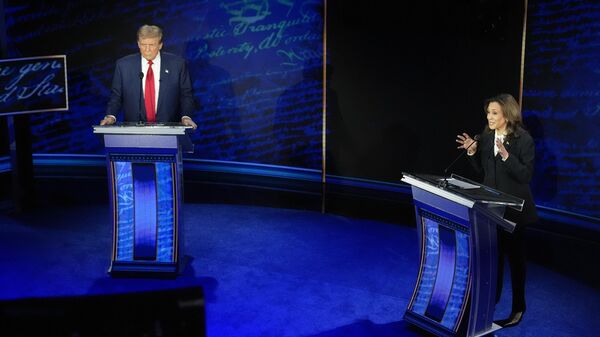 Candidato republicano à presidência, o ex-presidente Donald Trump, assiste enquanto a candidata democrata à presidência, a vice-presidente Kamala Harris, fala durante um debate presidencial da ABC News no National Constitution Center, na terça-feira, 10 de setembro de 2024, na Filadélfia. - Sputnik Brasil